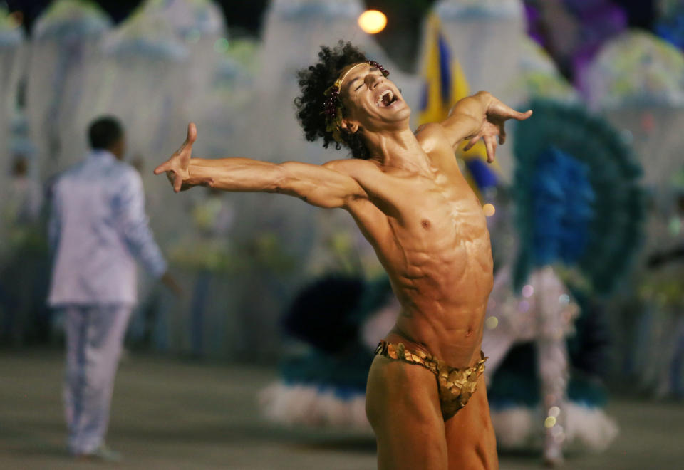 <p>Ein Nachtschwärmer bei der Karnevalsparade auf der Sambódromo in Rio de Janeiro. Die Tribünenstraße im Stadtzentrum wurde 1984 eigens für den Karneval erbaut. (Bild: Reuters) </p>