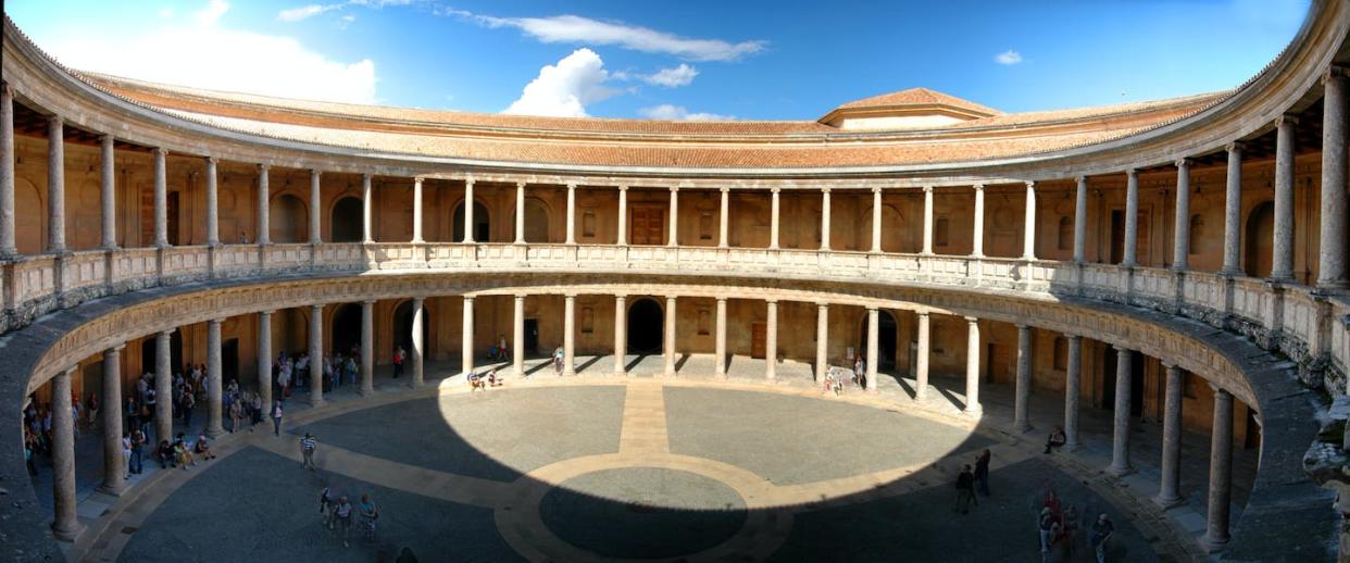 Patio del palacio de Carlos V. <a href="https://commons.wikimedia.org/wiki/File:Patio_Paleis_Karel_V.jpg" rel="nofollow noopener" target="_blank" data-ylk="slk:Ra-smit / Wikimedia Commons;elm:context_link;itc:0;sec:content-canvas" class="link ">Ra-smit / Wikimedia Commons</a>, <a href="http://creativecommons.org/licenses/by-sa/4.0/" rel="nofollow noopener" target="_blank" data-ylk="slk:CC BY-SA;elm:context_link;itc:0;sec:content-canvas" class="link ">CC BY-SA</a>