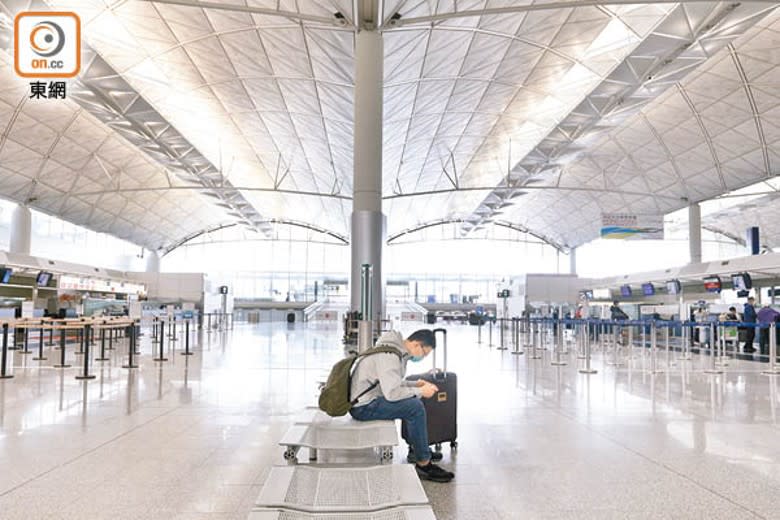 機管局數據顯示，港府撤9國禁飛令後首周，抵港客機數量不升反跌。