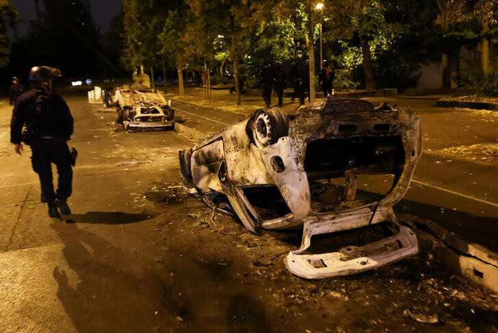 Se ven vehículos quemados mientras continúan los disturbios tras la muerte de un adolescente de 17 años que recibió disparos de un policía francés, en Nanterre, suburbio de París, Francia