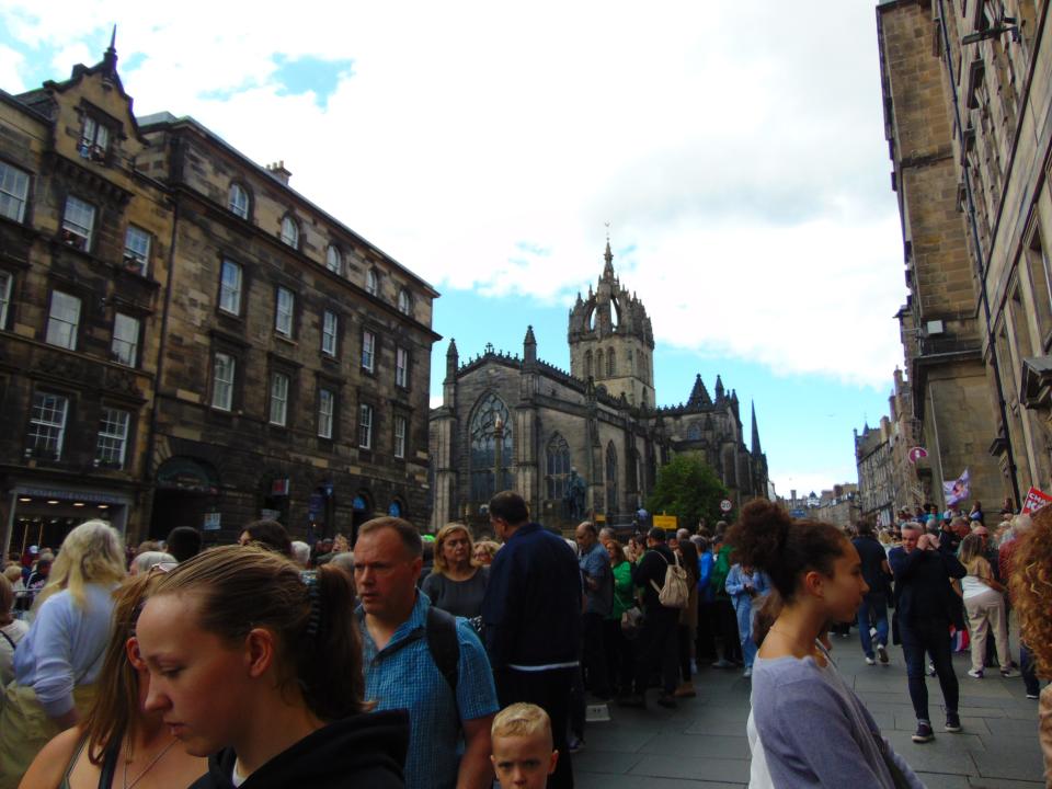 edinburgh cathedral crowds