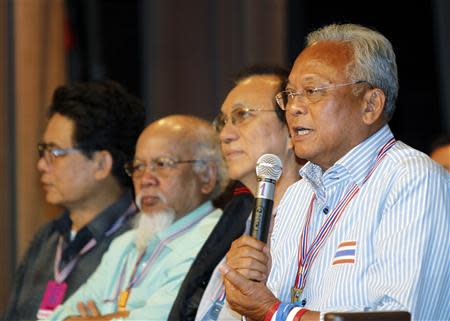 Anti-government protest leader Suthep Thaugsuban (R) speaks during a meeting with his supporters at the Government House in Bangkok May 17, 2014. REUTERS/Chaiwat Subprasom