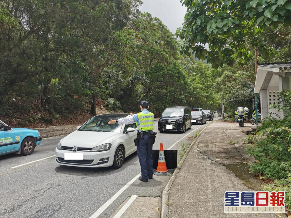 警方檢獲19張展示於擋風玻璃及電單車車架上的懷疑偽造封閉道路許可證。