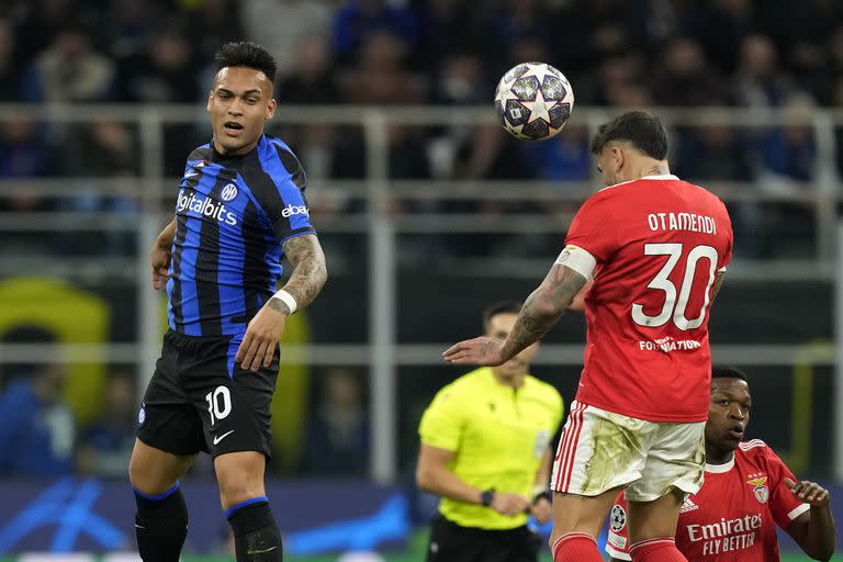 Otamendi, el capitán de Benfica, frente a Lautaro Martínez, en esta Champions League