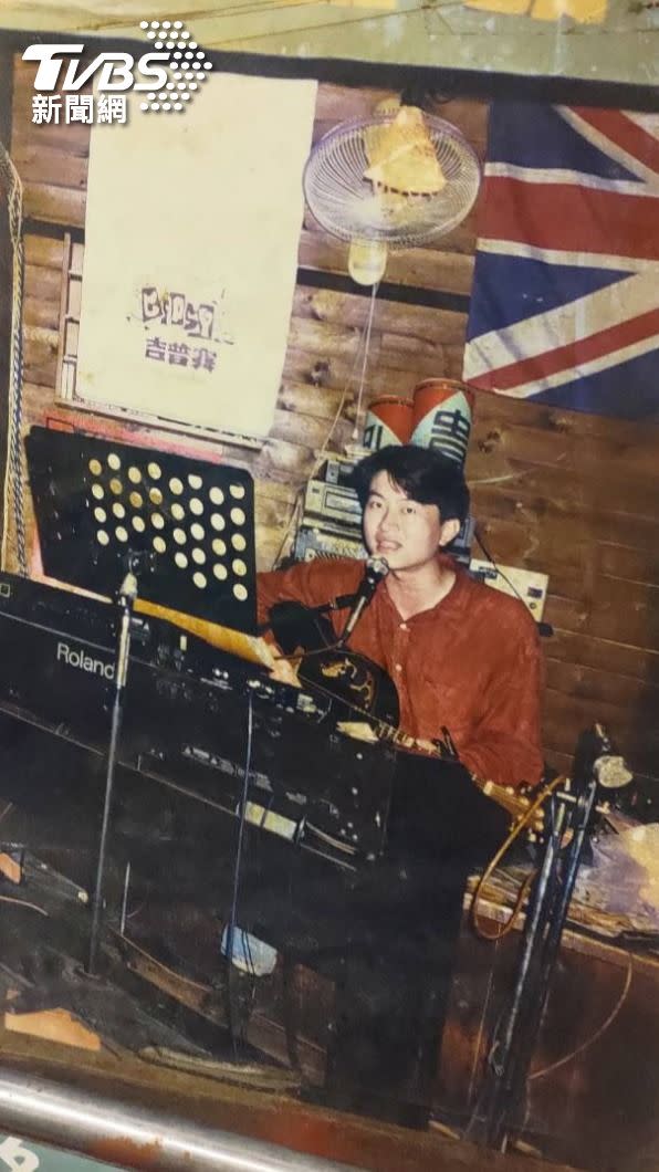 歌手游鴻明當年駐唱時的照片。（圖／TVBS）