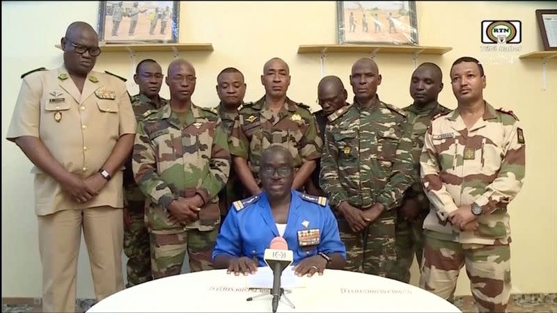 El portavoz del Ejército de Níger, el coronel mayor Amadou Adramane, habla durante una aparición en la televisión nacional, tras la detención del presidente Mohamed Bazoum en el palacio presidencial, en Niamey, Níger