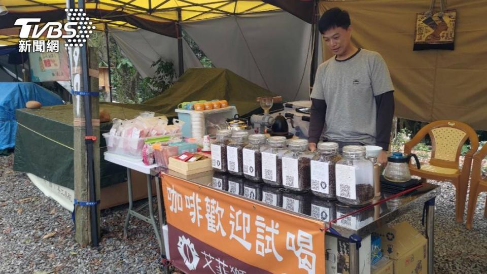 藤山步道沿路有市集，手沖咖啡，小農銷售自家農產，有水果蔬菜還有雞蛋。