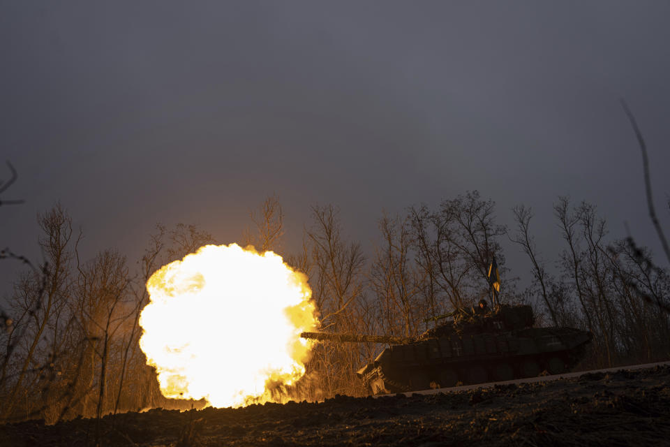 Ein ukrainischer Panzer feuert auf russische Stellungen an der Frontlinie. (Bild: Evgeniy Maloletka/AP/dpa)