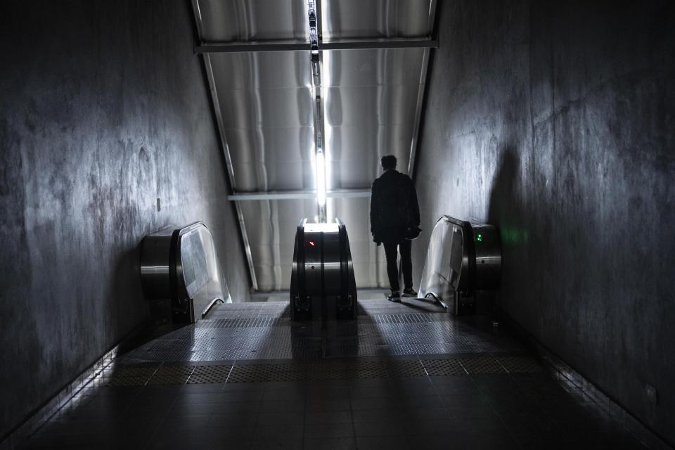 Un hombre se encamina a tomar el metro en una estación de Buenos Aires, Argentina, el miércoles 13 de diciembre de 2023. El gobierno argentino eliminó subsidios al transporte y energía y devaluó el peso a más de la mitad, de 400 a 800 pesos por dólar, como parte de las medidas de ajuste que el nuevo presidente, Javier Milei, defiende ante las urgencias económicas del país. (AP Foto/Rodrigo Abd)