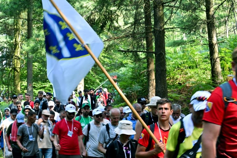 "Marche de la paix" près du village de Nezuk, dans l'est de la Bosnie, le 8 juillet 2024, en mémoire du génocide de Srebrenica (ELVIS BARUKCIC)