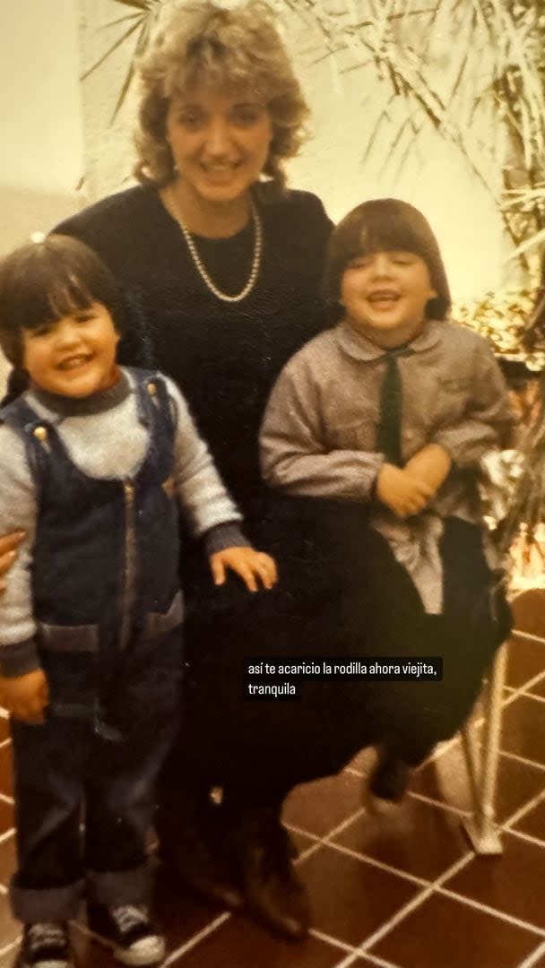 Darío Barassi de niño con su madre y su hermano