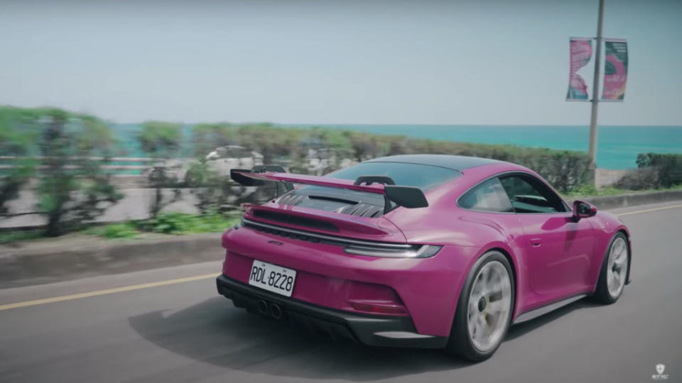 Porsche 992 GT3後方的大尾翼則需要習慣，因為在有些角度還是會稍微遮擋到視線。(圖片來源/ 翻攝自EMC YT)