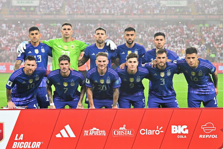 La selección argentina se llevó un cómodo triunfo por 2-0 sobre Perú en Lima, gracias a un doblete de Lionel Messi