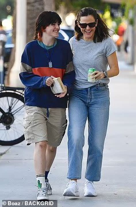 Fin y Jennifer Garner fotografiados en la vía pública