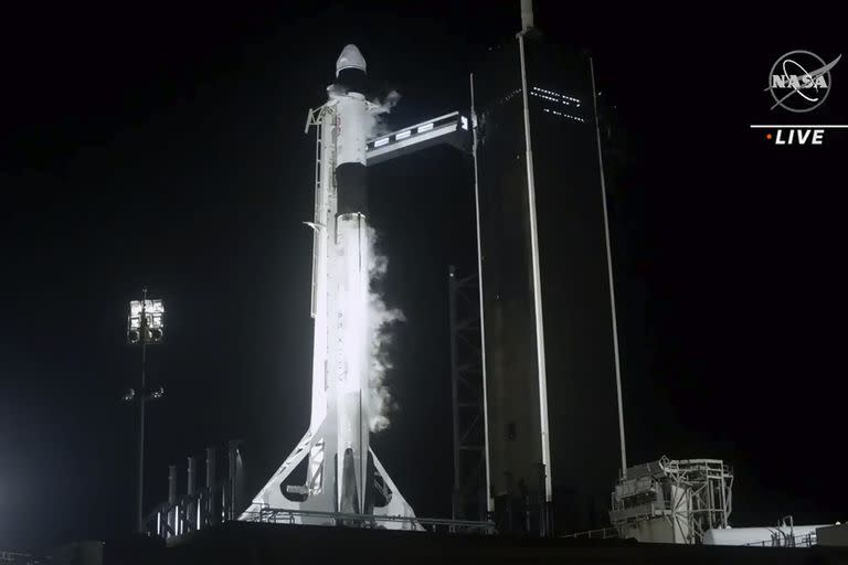 El cohete SpaceX Falcon 9 con la cápsula espacial Crew Dragon despega desde la plataforma 39A en el Centro Espacial Kennedy en Cabo Cañaveral, Florida,