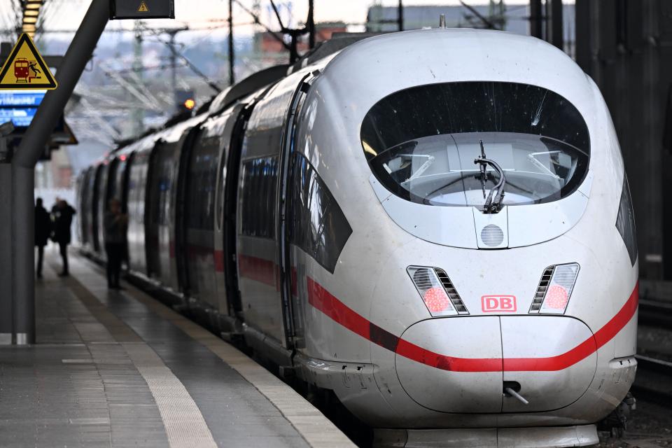 Ein ICE im Erfurter Hauptbahnhof, der auch von einer Streckenstreichung betroffen sein könnte.  - Copyright: picture alliance/dpa | Martin Schutt