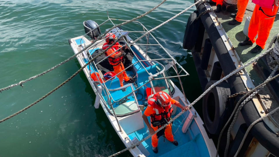 海巡署昨（6/9）日逮捕一名駕駛快艇闖入淡水河的中國籍男子。海巡署提供