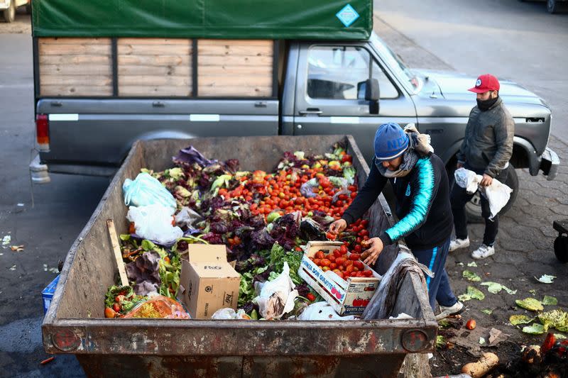 Los argentinos enfrentan una carrera diaria por acuerdos mientras la inflación se dispara por encima del 100% en Buenos Aires, Argentina