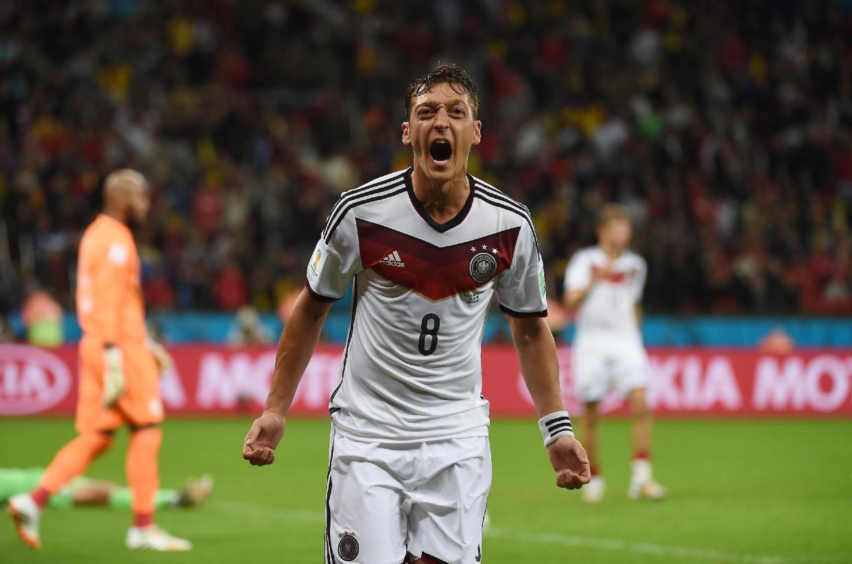 El alemán Mesut Ozil festeja su gol en la victoria por 2-1 ante Argelia por octavos de final del Mundial de fútbol en Porto Alegre, Brasil el 30 de junio de 2014 (AFP | Patrik Stollarz)