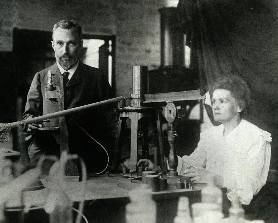 El matrimonio Curie. <a href="https://en.wikipedia.org/wiki/Marie_Curie#/media/File:Pierre_and_Marie_Curie.jpg" rel="nofollow noopener" target="_blank" data-ylk="slk:Wikimedia Commons/Autor desconocido;elm:context_link;itc:0;sec:content-canvas" class="link ">Wikimedia Commons/Autor desconocido</a>, <a href="http://creativecommons.org/licenses/by/4.0/" rel="nofollow noopener" target="_blank" data-ylk="slk:CC BY;elm:context_link;itc:0;sec:content-canvas" class="link ">CC BY</a>