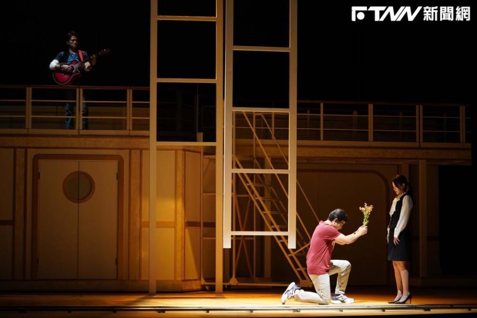 全民大劇團《海角七號》音樂劇第1場上演求婚的橋段。（圖／全民大劇團提供）