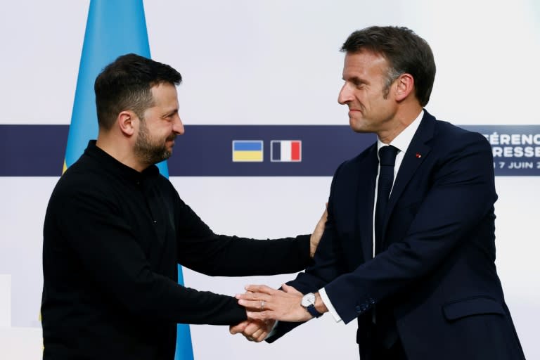 Frankreichs Präsident Emmanuel Macron will in wenigen Tagen ein Bündnis zur Entsendung westlicher Militärausbilder in die Ukraine schmieden. (Yoan VALAT)