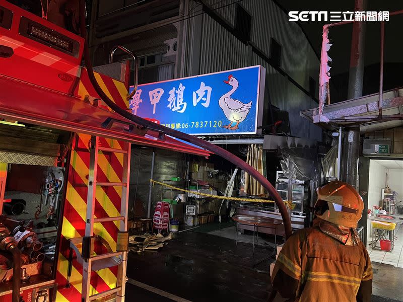 台南市學甲區今(13)日凌晨發生火警。（圖／翻攝畫面）