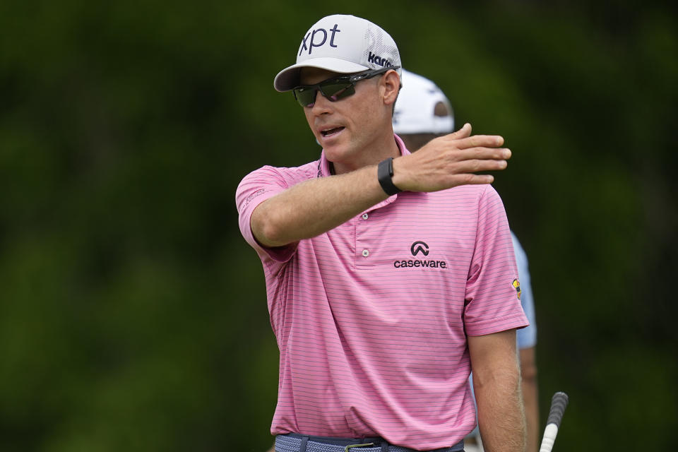 Adam Schenk gestures after missing a putt on the 18th green in the first round of the Memorial golf tournament, Thursday, June 6, 2024, in Dublin, Ohio. (AP Photo/Sue Ogrocki)