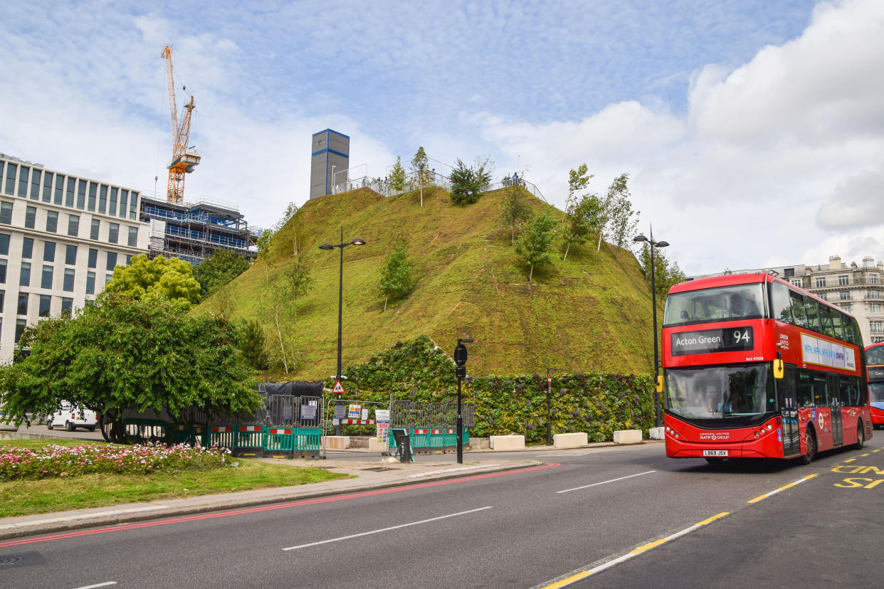 LONDON, UNITED KINGDOM - 2021/08/13: A bus drives past the recently reopened Marble Arch Mound. 
The deputy leader of Westminster city council, Melvyn Caplan, has resigned after the costs of the artificial hill jumped to £6 million. (Photo by Vuk Valcic/SOPA Images/LightRocket via Getty Images)