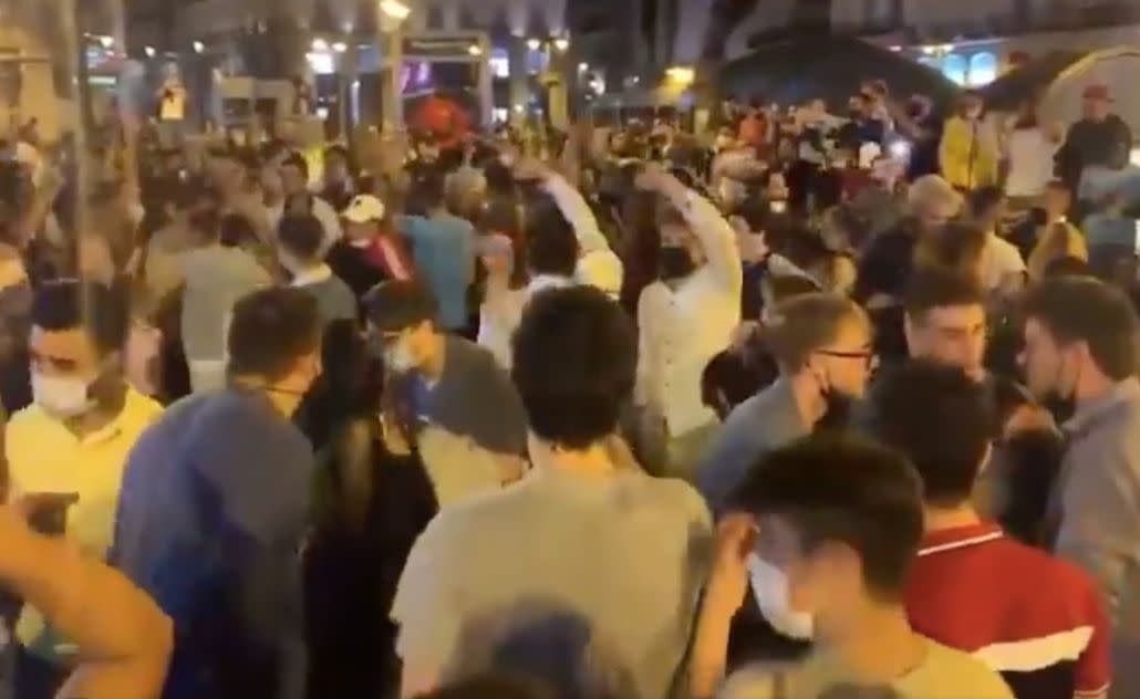 Gente celebrando en masa el fin del estado de alarma en la Puerta del Sol. (Fuente: Twitter/@FernandoHValls)