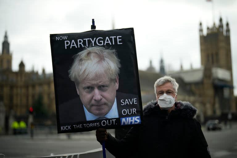 En diciembre e 2021, cuando se difundió que Johnson asistió a fiestas en medio de la confinación por la pandemia, muchos se manifestaron en su contra (Archvo, AP/Matt Dunham)