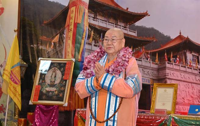 高雄六龜區清涼山妙崇寺住持宏安長老尼獲頒泰國摩訶朱拉隆功大學榮譽博士學位。（林瑞益攝）