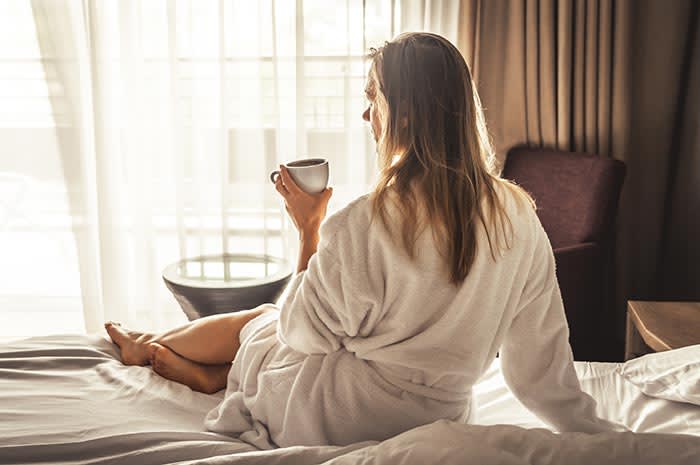 mujer desayuna relajada