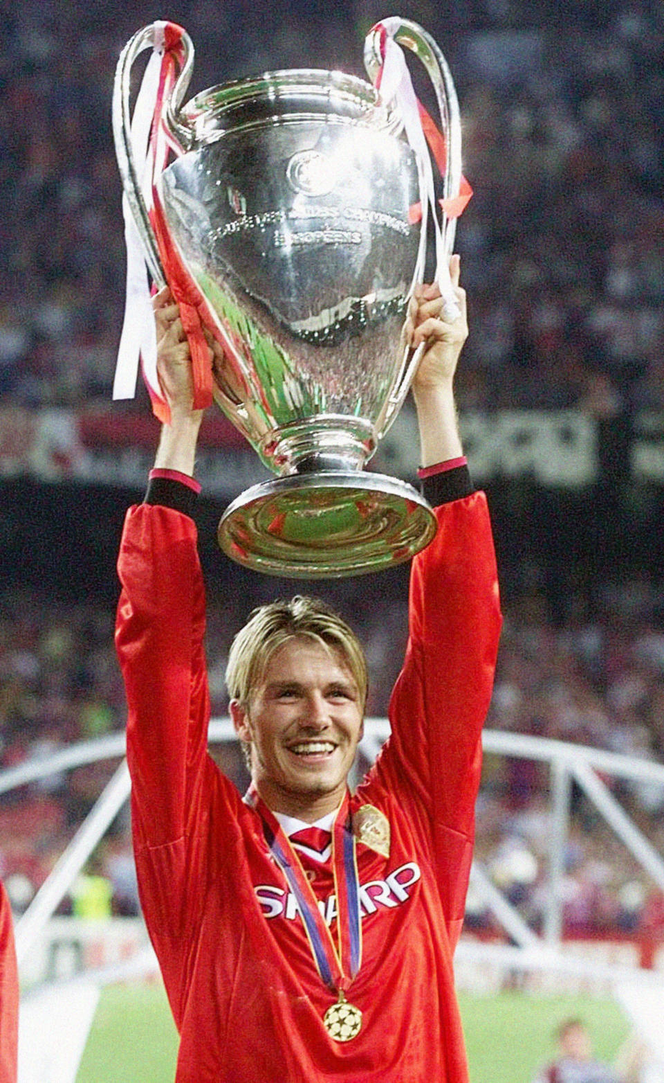 Beckham levanta la Champions League que consiguió en 1999. (Foto: Phil Noble / PA Images / Getty Images).