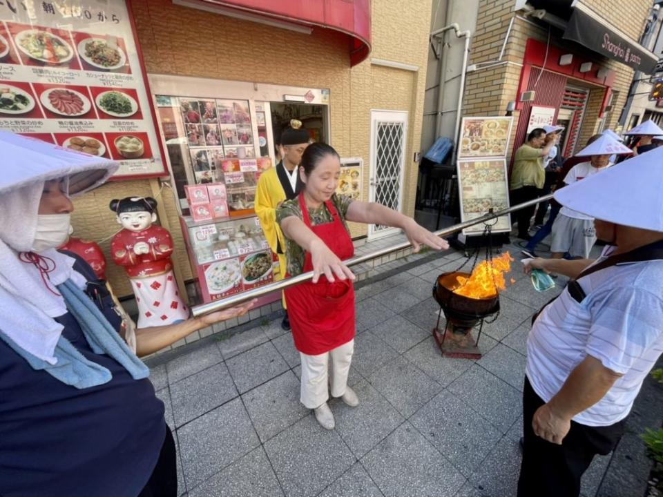 橫濱中華街當地商店參加焚油除穢活動。（記者陳俊文攝）