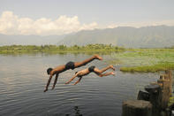 <p>Kinder in der Stadt Srinagar im indischen Kaschmir springen in den Nigeen-See, um der Hitze zu trotzen. (Bild: Getty Images) </p>