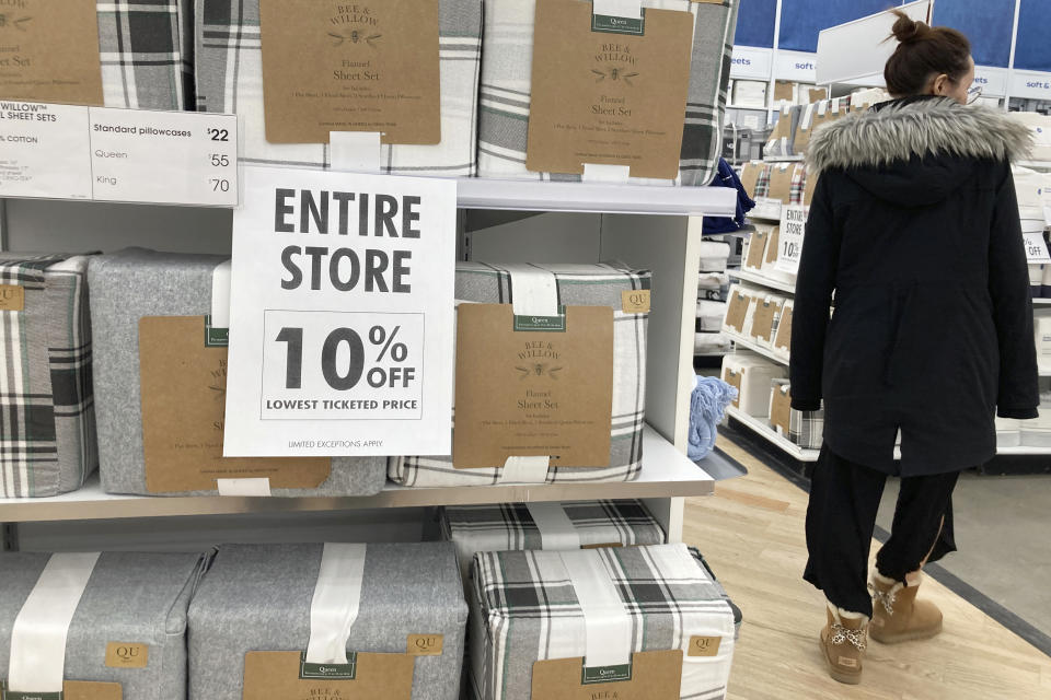 Ein Geschäft von Bed Bath & Beyond in Paramus, New Jersey, ist am Montag, den 6. Februar 2023. Schilder besagen, dass das Geschäft bald endgültig geschlossen wird und alle Artikel mit 10 Prozent Rabatt erhältlich sind.  (AP Foto/Ted Chaffery)