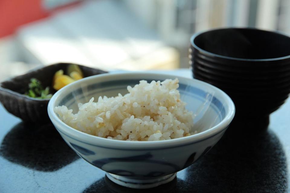 旅客也可以選擇多點大蒜炒飯，配上小菜跟味噌湯做結尾。