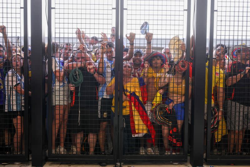 Aficionados se concentran frente a las puertas cerradas antes del partido final de la Copa América entre Argentina y Colombia en el Hard Rock Stadium, de Miami, Florida