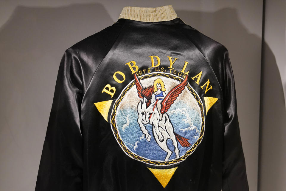 Una chaqueta de gira de 1978 en el Centro Bob Dylan el jueves 5 de mayo de 2022 en Tulsa, Oklahoma. El centro y archivo ofrece una experiencia inmersiva, especio para presentaciones en vivo y alberga miles de objetos que pertenecieron a Dylan. (Foto AP/Sue Ogrocki)