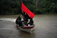 Foto de archivo. Guerilleros del izquierdista Ejército de Liberación Nacional (ELN) navegan en una lancha por el río San Juan, en el departamento del Chocó