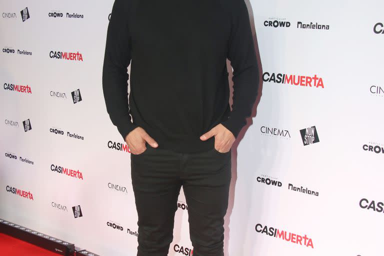 Ariel Staltari optó por un look total black para la red carpet. Sweater, pantalón de vestir y zapatos acordonados fueron los ítems elegidos por el actor