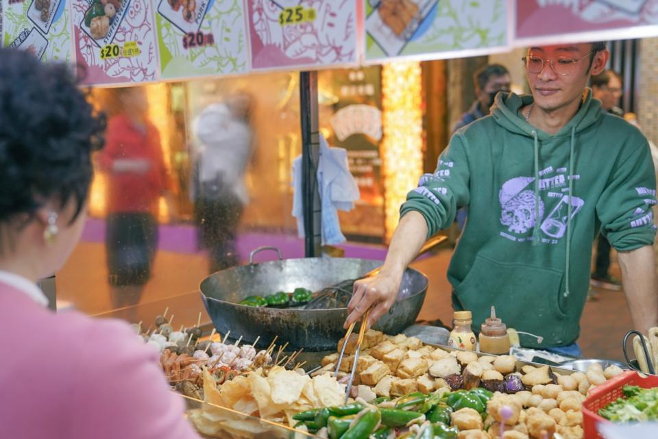 廟街夜市裡聚集了周遭知名店家，且環境整潔乾淨，每個攤位都設置了立食用小圓桌及垃圾桶。