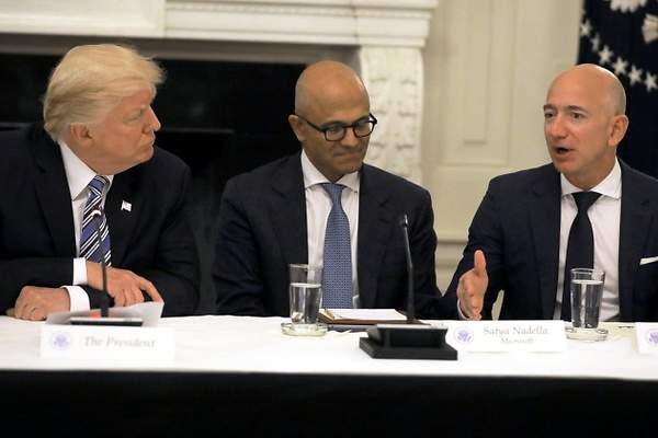 Trump (i) y Bezos (d) reunidos (Reuters).