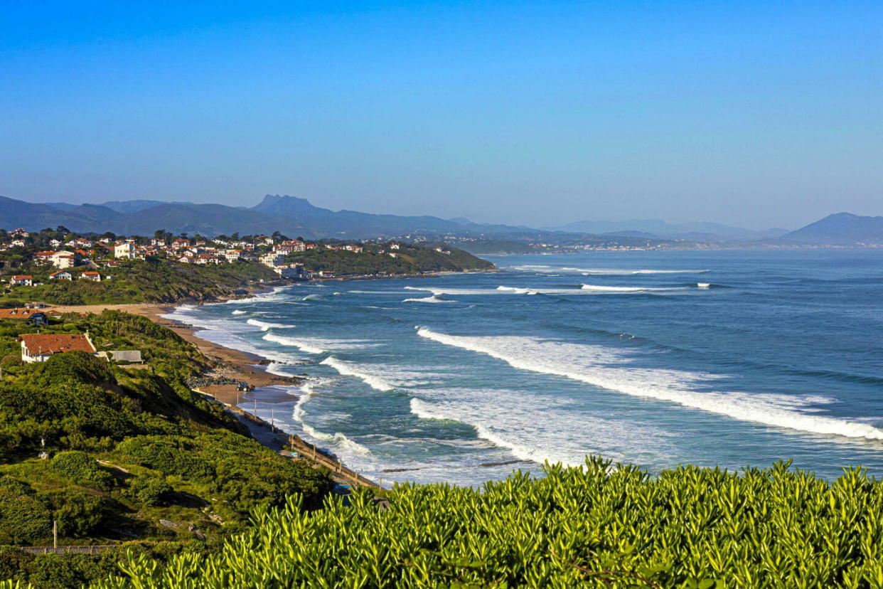 Vue sur la côte basque avec les vagues arrivant sur la plage du centre, plus loin la ville de Guéthary et en fond, les montagnes pyrénéennes.  - Credit:ANDBZ / ANDBZ/ABACA