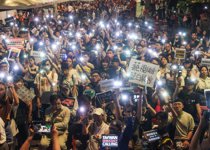 抗議國會職權修法　民眾點亮手機合唱（2） 立法院外24日從白天到黑夜都有大批民眾聚集，共同 抗議審查中的國會職權相關修法過於草率、缺乏討 論，至深夜仍有大批民眾堅守院外，眾人點亮手機燈 光，隨著舞台演出一同合唱。 中央社記者鄭清元攝  113年5月24日 