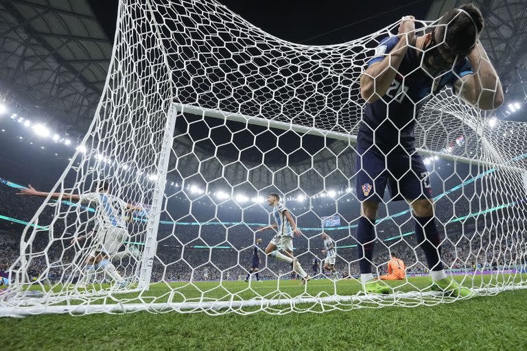 El zaguero croata Josko Gvardiol reacciona tras el gol del atacante argentino Julián Álvarez en la semifinal de la Copa Mundial, el martes 13 de diciembre de 2022, en Lusail, Qatar. (AP Foto/Martin Meissner)