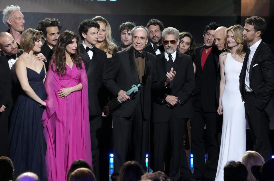 F. Murray Abraham y el elenco de "The White Lotus" reciben el premio a mejor elenco de una serie de drama por "The White Lotus" en la 29a entrega anual de los Premios del Sindicato de Actores de la Pantalla el 26 de febrero de 2023, en el hotel Fairmont Century Plaza en Los Angeles. (Foto AP/Chris Pizzello)