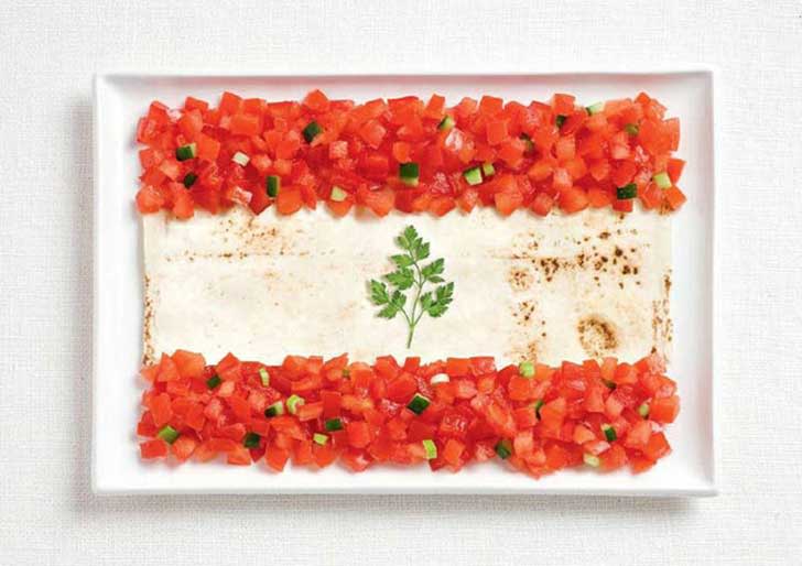 Líbano. Aquí vemos tomates en cubos, pepinos y perejil, sobre un lavash, que es el pan suave, delgado, semejante a una tortilla, típico de este país.