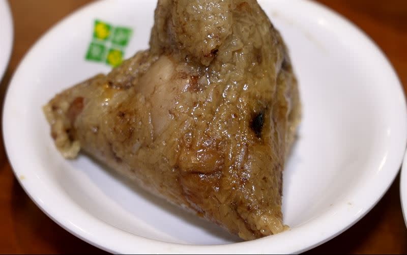 肉粽是「王記府城肉粽」招牌，一顆80元可是貨真價實、沉甸甸的「大肉粽」，裏頭包裹著一大塊整塊的特選五花肉、蛋黃、粟子、雪花菇等配料相當豐富。（圖／《阿鴻の美食散步》提供）